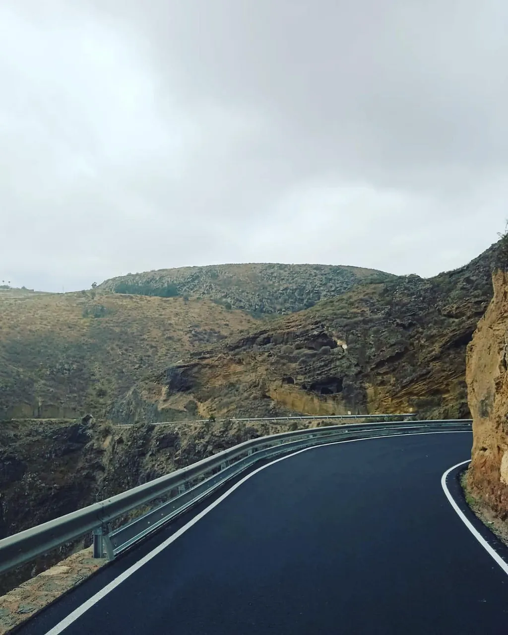 profundidad e campo carretera recta linea amarilla